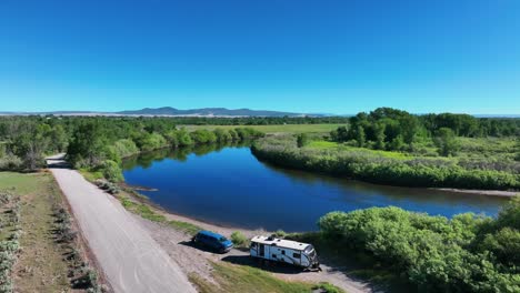 exuberante vegetación que se refleja en el río tranquilo en saint anthony, idaho - toma aérea de drones