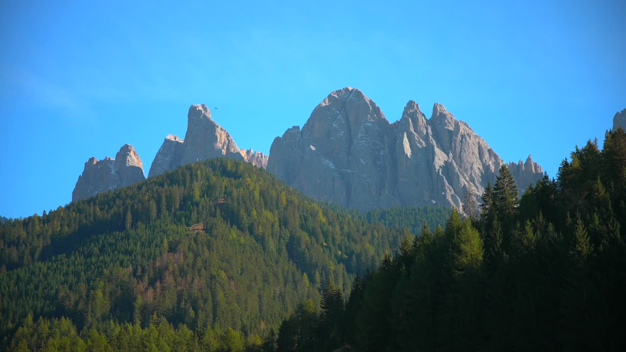 imágenes de montañas, picos de montañas, bosques en dolomitas italianas en los alpes europeos, filmadas con una cámara en un cardán filmado en 4k