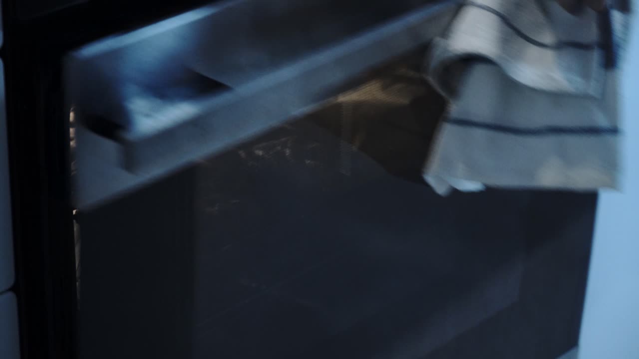 오븐에서 구운 축제 별 모양의 케이크를 제거합니다: 폴란드 전통 포피 씨드 롤