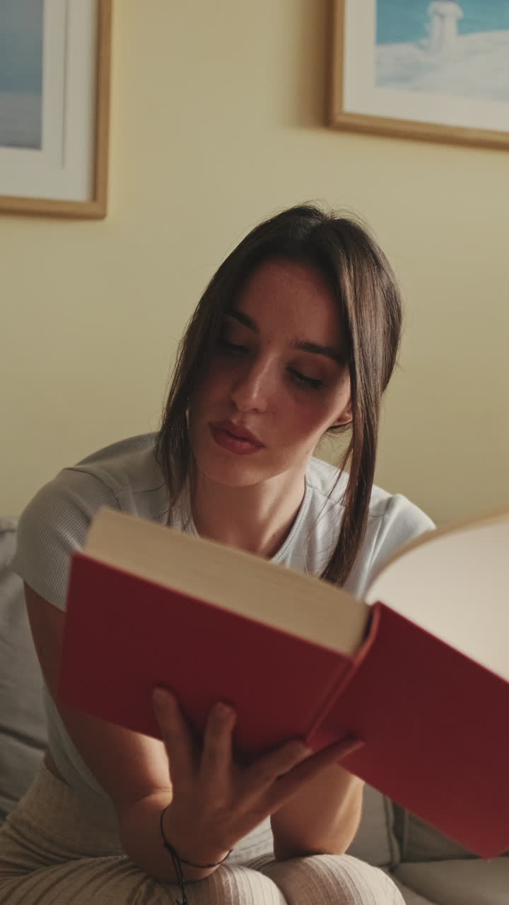 Mujer leyendo un libro