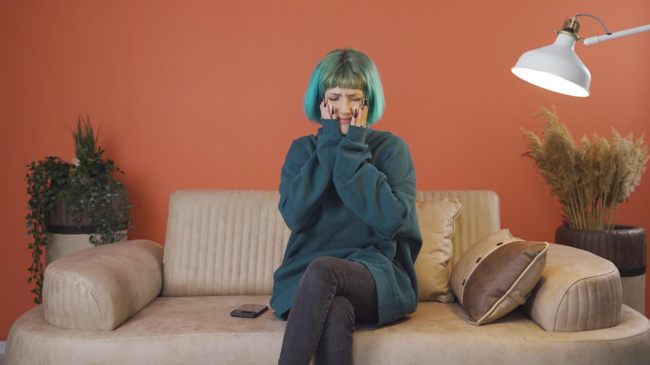 우울한 불행한 젊은 여성.