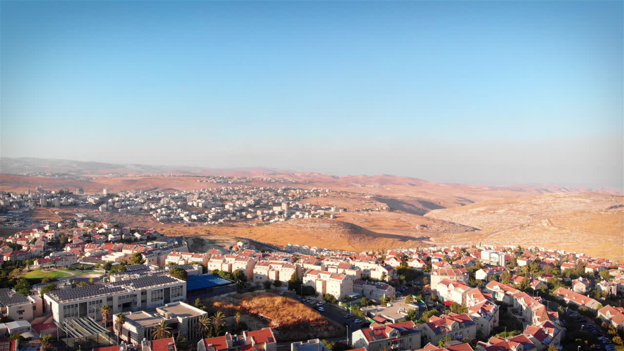 Vista aerea di una città nel deserto