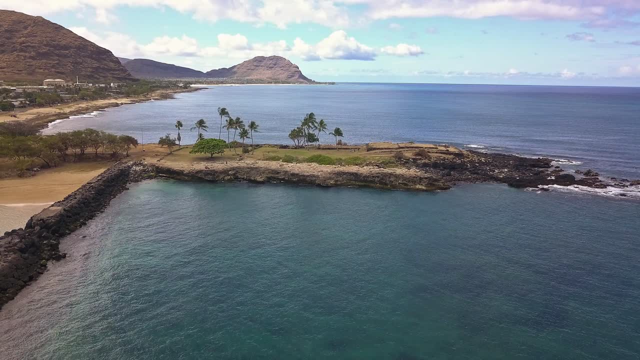 Veduta aerea della spiaggia di Pokai Bay a Waianae Oahu in una giornata di sole