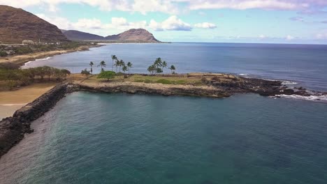 晴れた日にオアフ島ワイアナエのポカイベイビーチの空撮