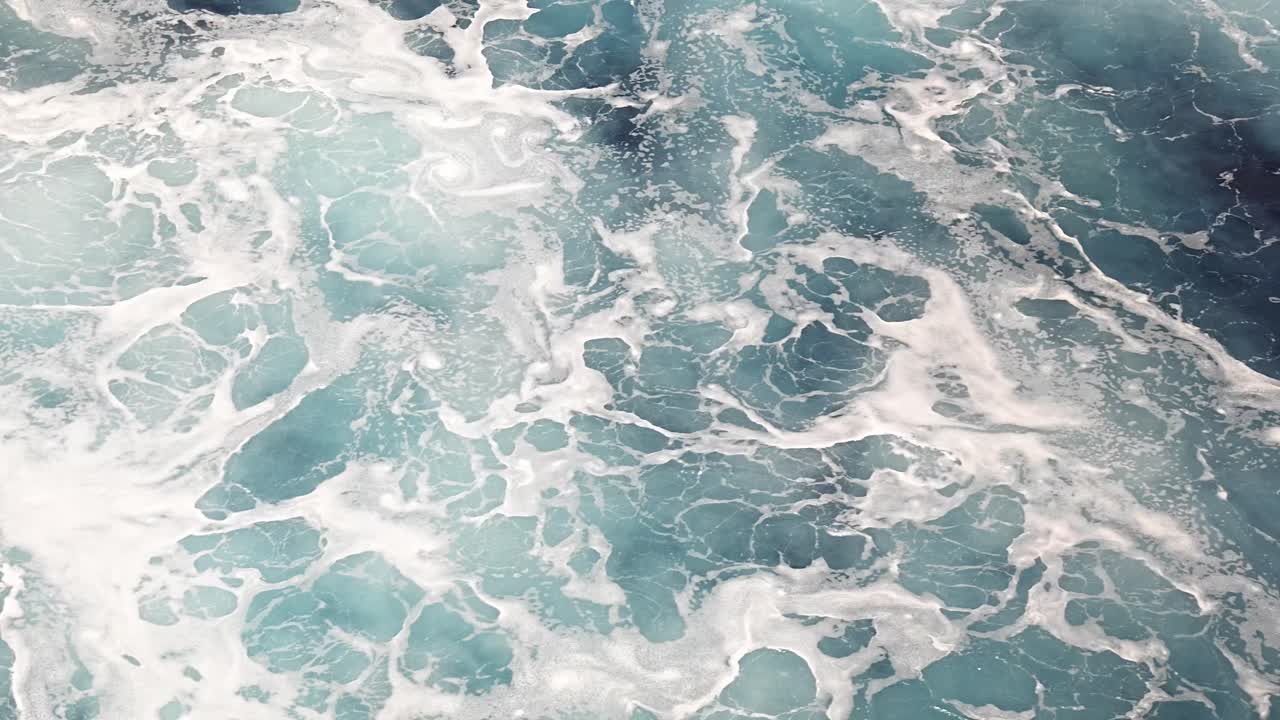Un viaggio in alto mare: acque blu intenso e turbolente