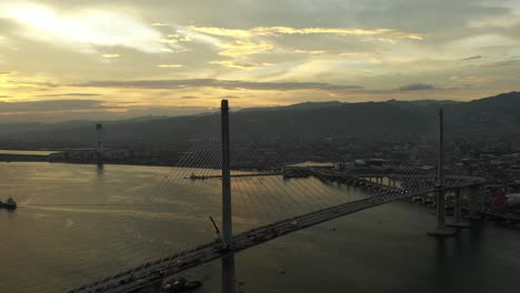 Vista-Del-Atardecer-De-4k-De-Un-Enorme-Puente-En-Construcción