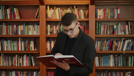 joven leyendo en una biblioteca