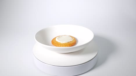 galletas redondas con queso crema