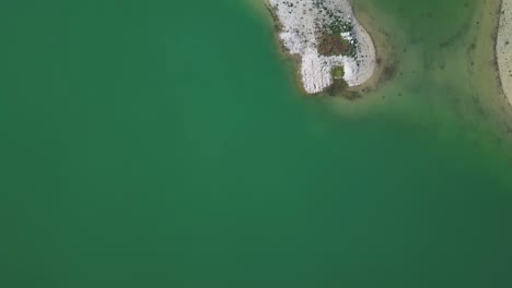 Vista-Aérea-De-Un-Pequeño-Islote-De-Arena-En-La-Costa