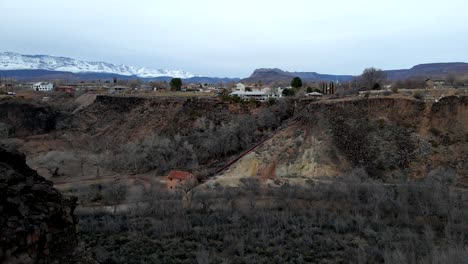 la ciudad de la verkin, utah, al borde de un acantilado escarpado del cañón en el sur de utah