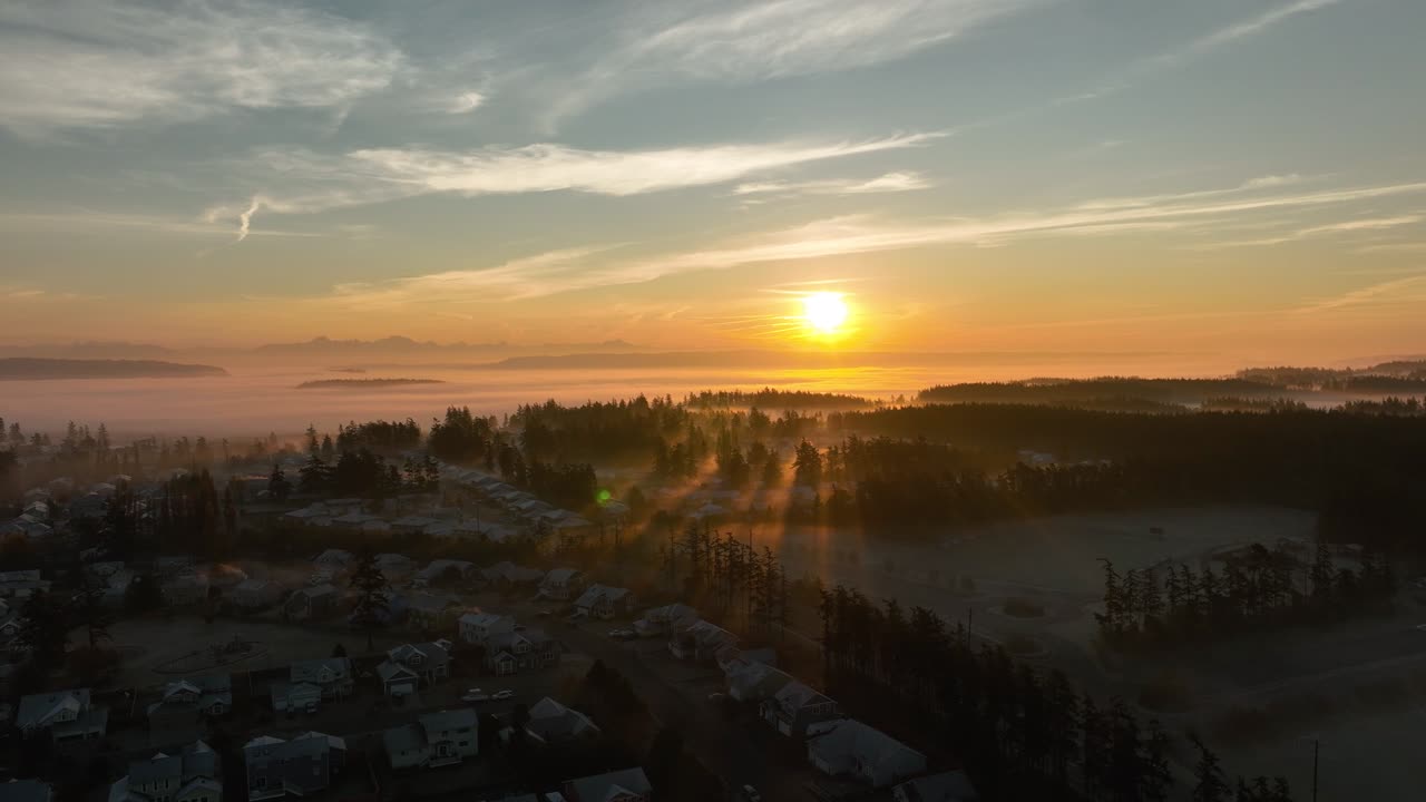 vista aérea épica de la comunidad de whidbey island cubierta de niebla y un hermoso amanecer