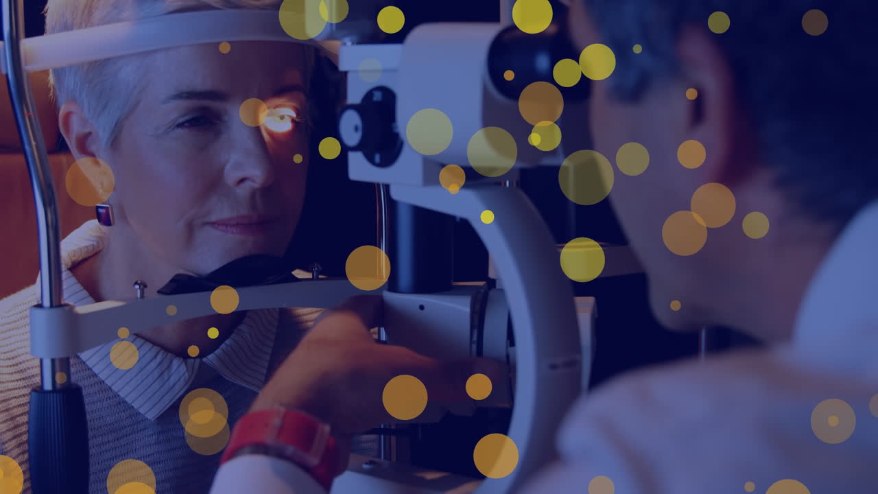 animación de puntos amarillos que se mueven sobre la mujer caucásica durante el examen de la vista