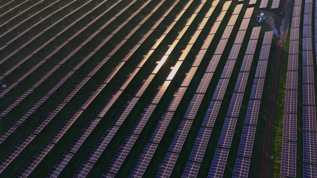 I pannelli solari raccolgono energia in un ampio campo durante le ore diurne più luminose