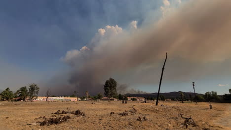 Große-Staubwolke-Und-Rauchfahne-Fliegen-Durch-Den-Blauen-Himmel-Von-Einem-Verheerenden-Feuer-In-Der-Wüste