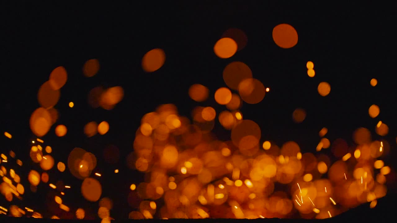 chispas de fuego, partículas de polvo un fondo negro