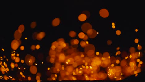 chispas de fuego, partículas de polvo un fondo negro