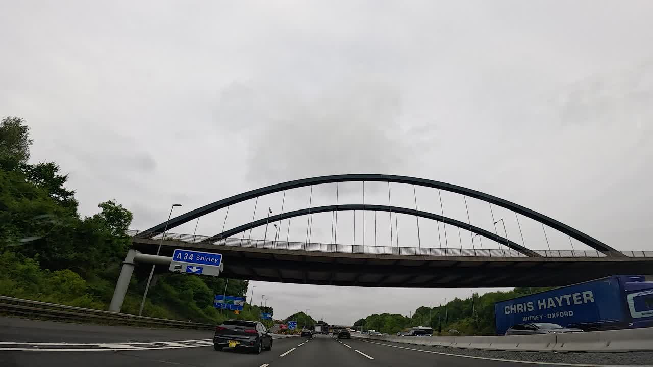 자동차는 고속도로의 다리 아래로 이동합니다.