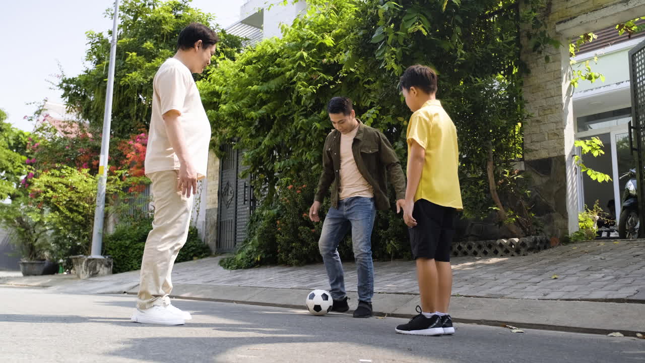 아시아 남자 들 과 소년 들 이 야외 에서 재미 를 느끼고 있다