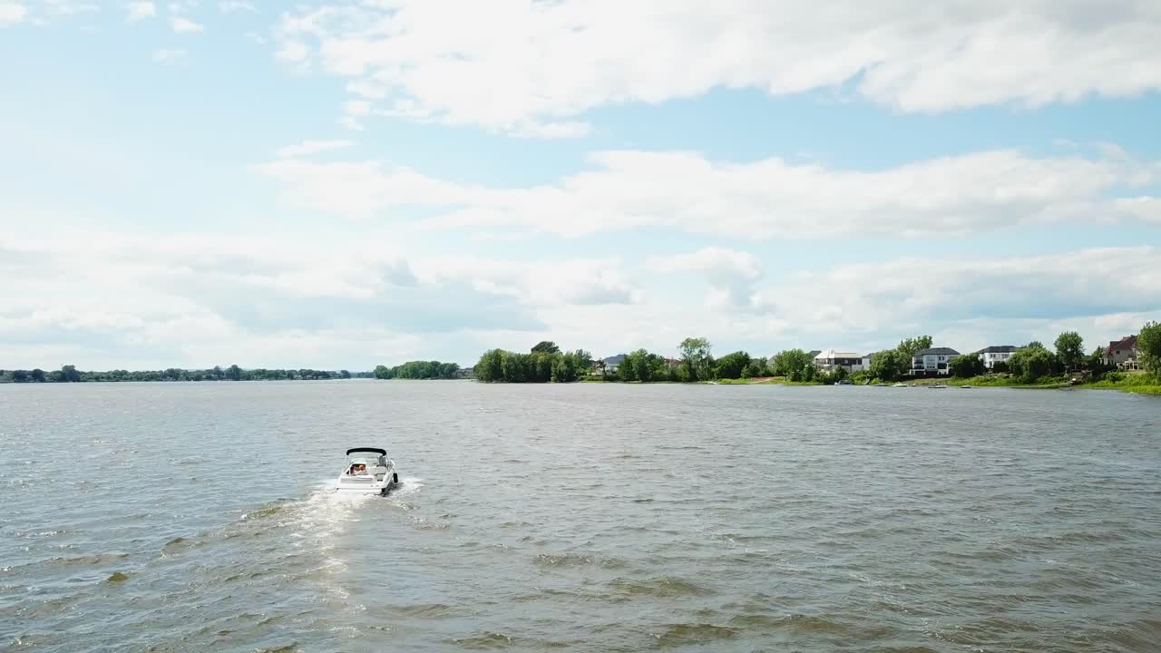 도시 호수에서 빠른 보트의 드론 샷
