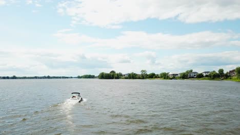 tiro de drone de bote rápido en un lago urbano