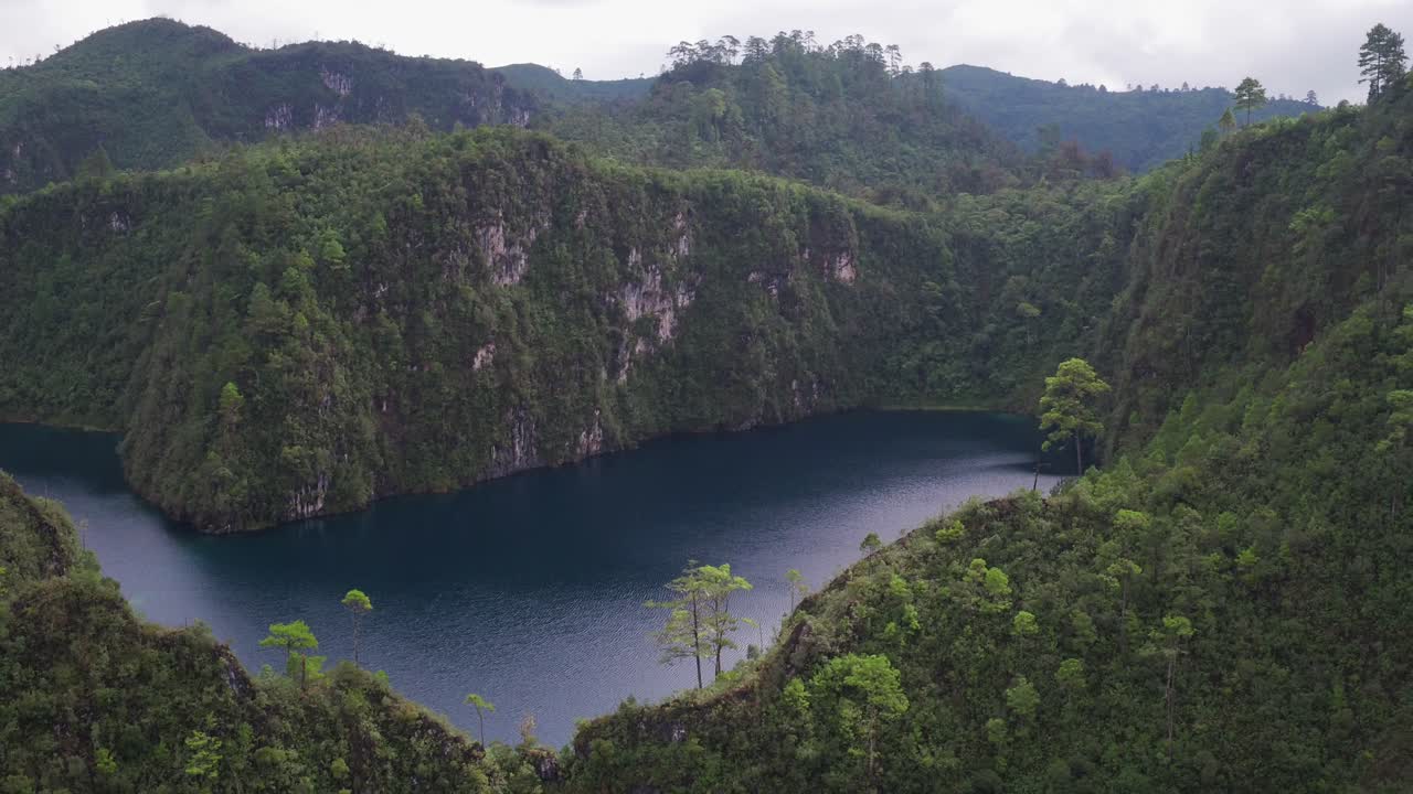 toma aerea de cinco lagos, parque nacional montebello, chiapas