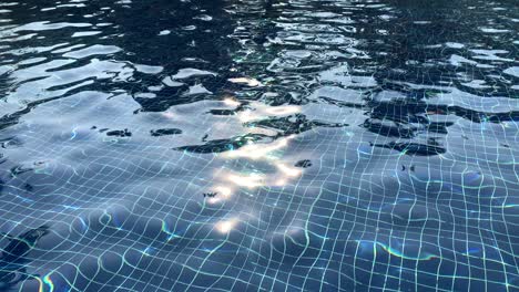 hermosas líneas de agua en la piscina