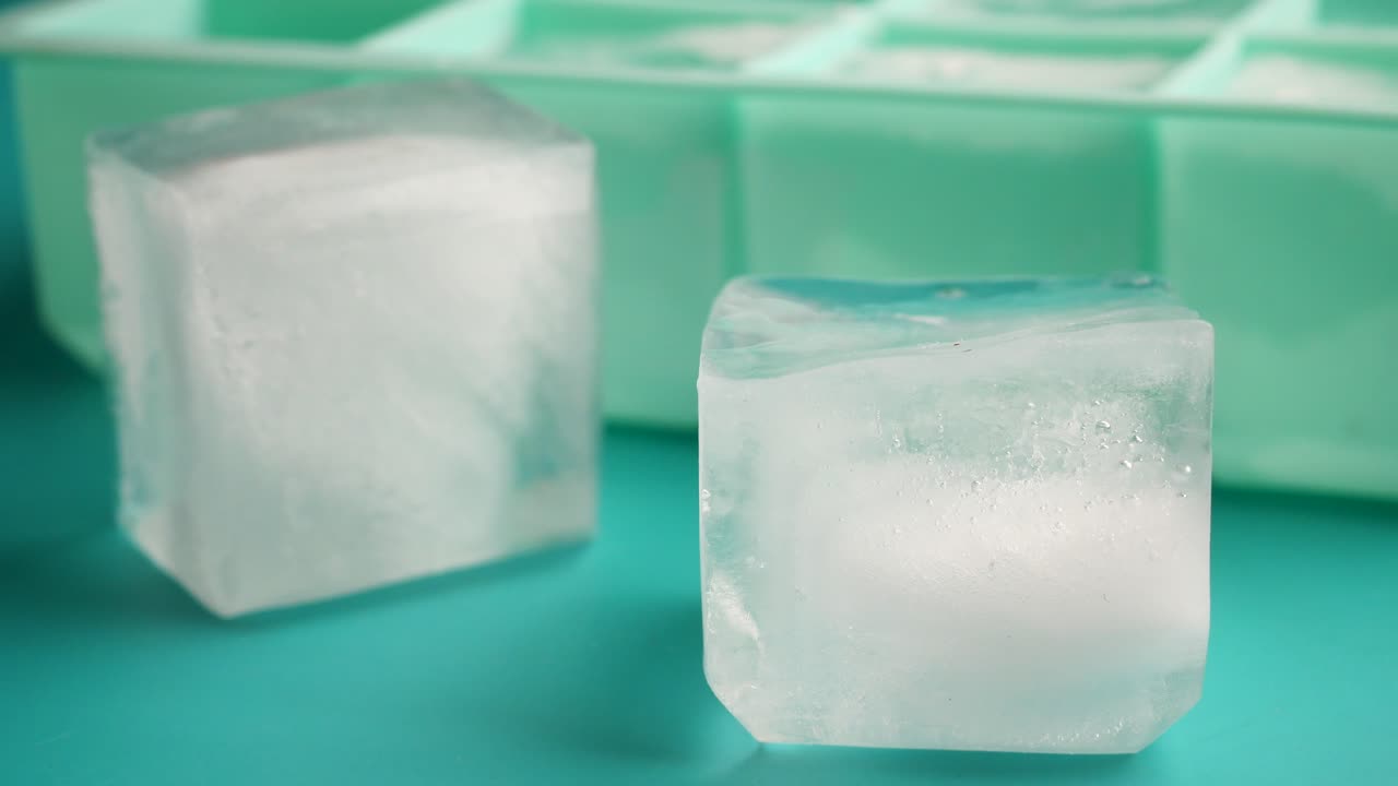 cubos de hielo en una bandeja