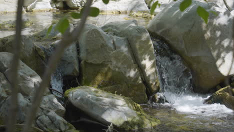 Panoramaaufnahme-Einer-Kleinen-Kaskade,-Die-An-Einem-Sonnigen-Tag-In-Santa-Paula-Punch-Bowls,-Südkalifornien,-In-Den-Fluss-Strömt