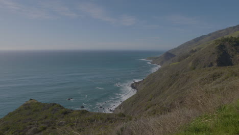 Toma-De-Distancia-Estacionaria-De-Olas-Rodando-A-Través-Del-Océano-Pacífico-Ubicado-En-Big-Sur-California