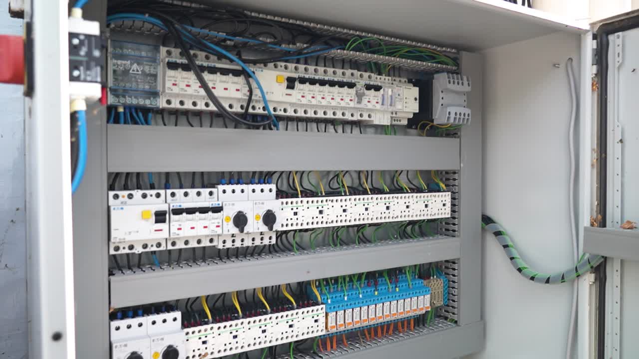 широкий вид подробной промышленной панели управления