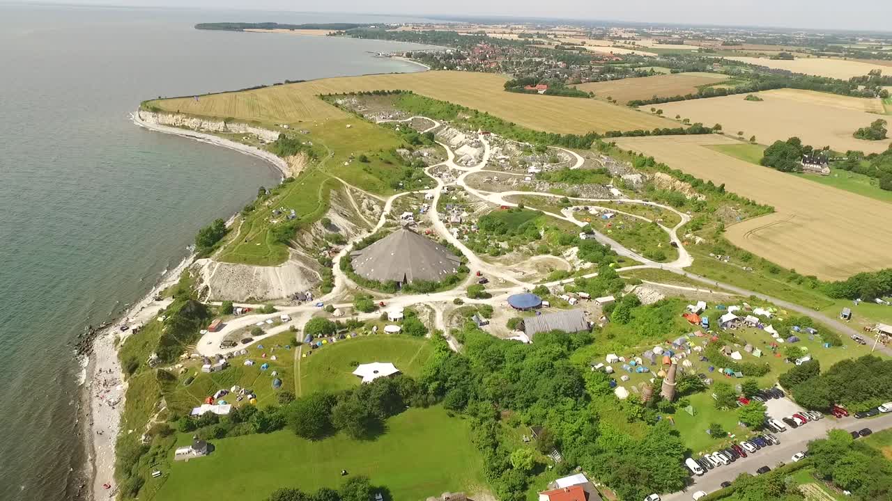 вид с воздуха показывает палатки, установленные для фестиваля "пограничье" в дании 1