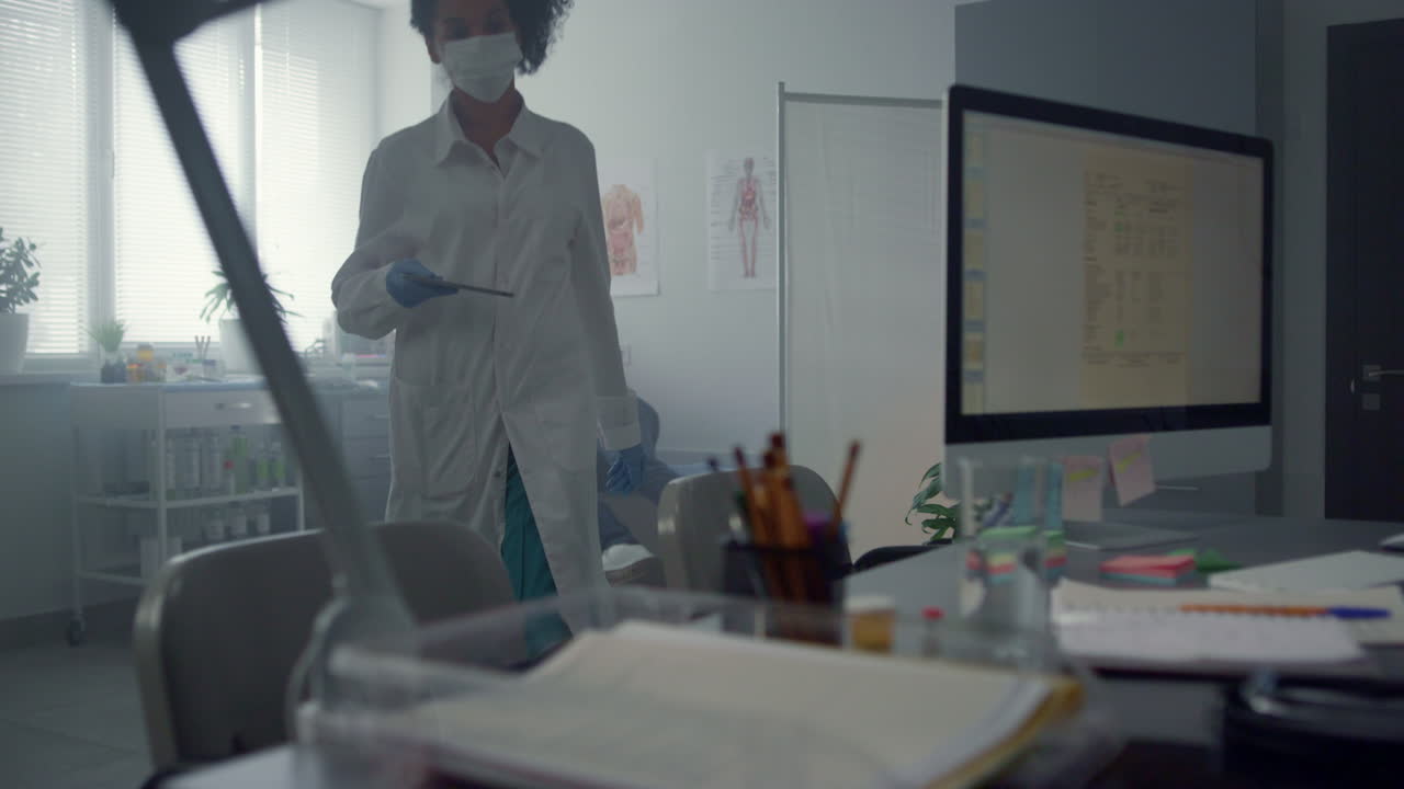 terapeuta mujer terminando la encuesta médica en la tableta. médico tomando el vial de vacuna.