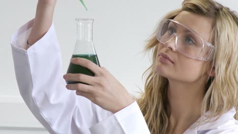 mujer mirando productos químicos