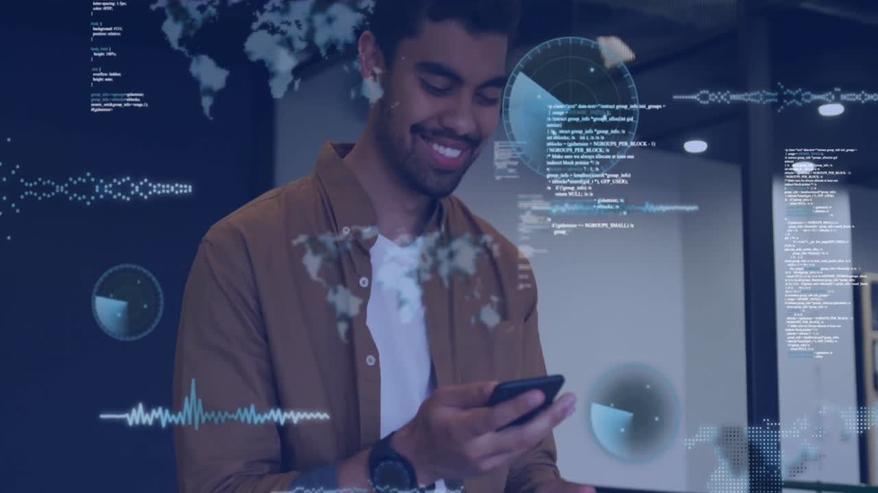 animación del procesamiento de datos sobre un empresario de raza mixta sonriente que usa un teléfono inteligente