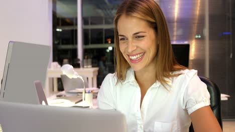 mujer de negocios trabajando en una computadora portátil