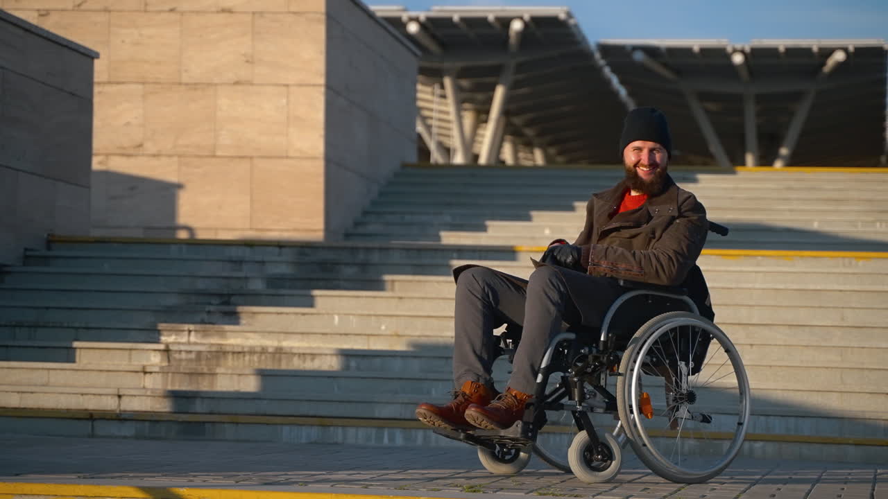 hombre en silla de ruedas en las escaleras de la ciudad