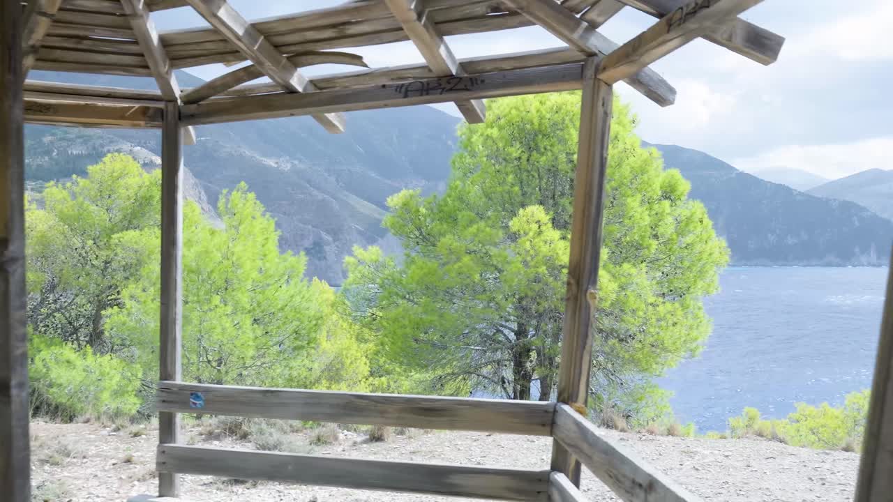 나무 가제보 에서 해안 전망