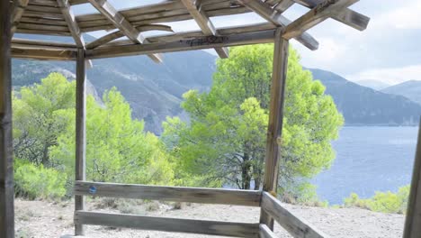 vista de la costa desde un mirador de madera
