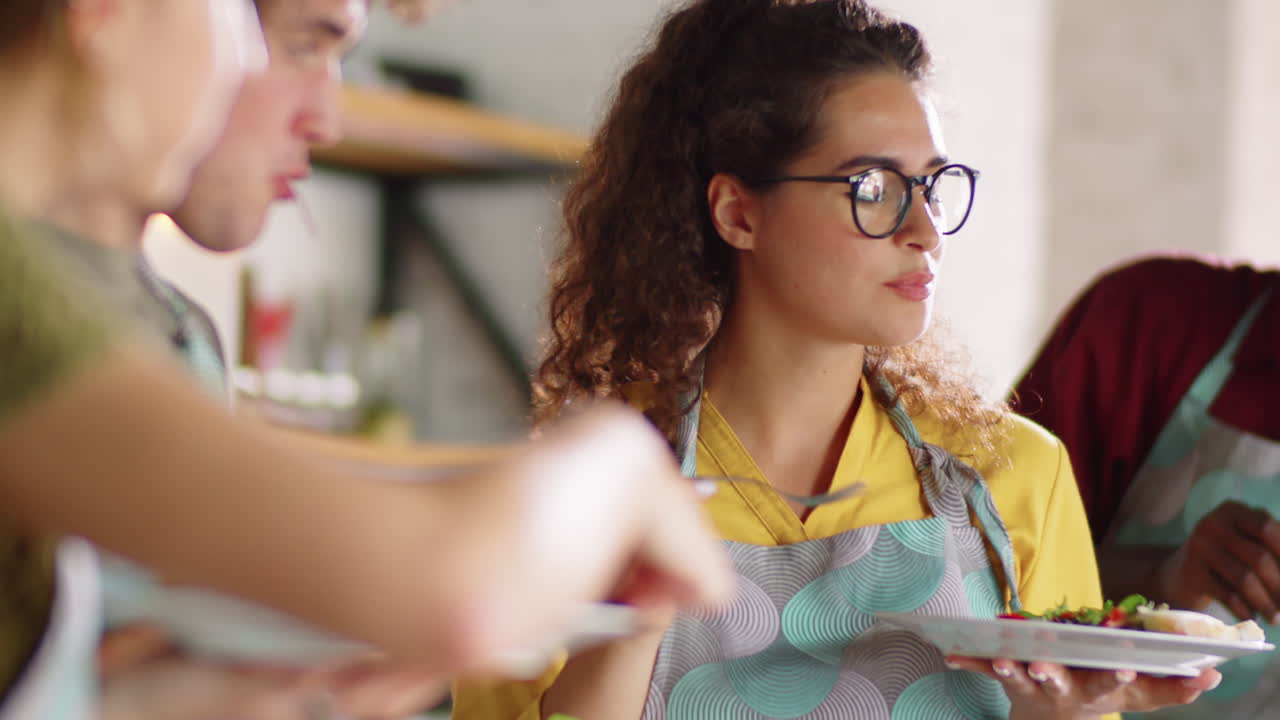 mujer disfrutando de ensalada cocinada durante la clase magistral culinaria