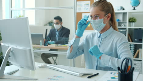 trabajadores de oficina durante la pandemia