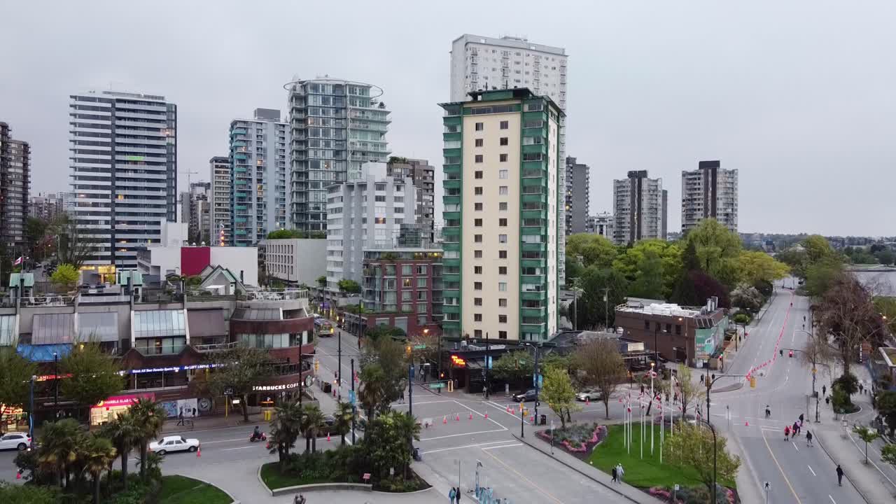 조용한 공중 돌리는 흐린 여름날 잉글리시 베이 밴쿠버 캐나다를 넘어갑니다. 필란 콘은 차량이 스탠리 공원에 진입하는 것을 제한하여 자전거 타는 사람에게 도로 우선 순위를 부여합니다.