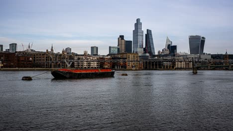 Mirando-Hacia-La-Ciudad-De-Londres