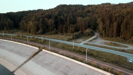 toma aérea de una moto deportiva que conduce rápido por una carretera vacía