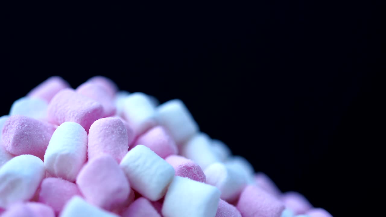 marshmallow rosado y dulce blanco girar el fondo