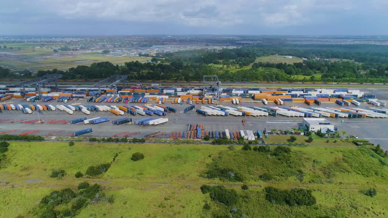 플로리다 윈터 헤이븐의 csx 복합 열차 마당에서 기차와 트럭의 4k 드론 비디오