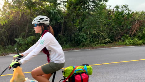 Vista-Frontal-De-Mujeres-Montando-En-Bicicleta-Por-La-Mañana-En-La-Provincia-De-Nan,-Tailandia