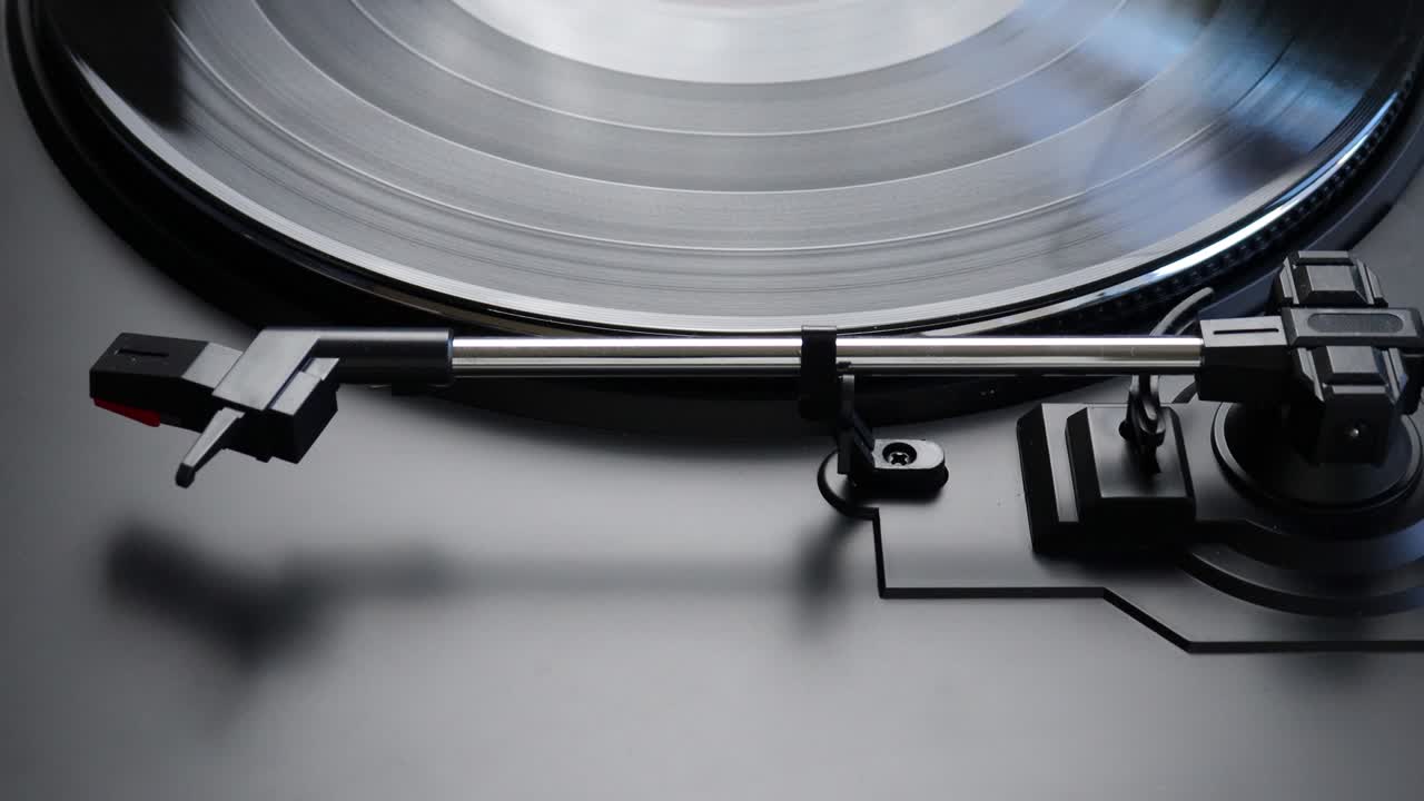 회전판에 비닐 레코드를 넣고, 회전판에서 검은 lp를 회전시키고, 그라모폰에서 듣기 위해 앨범을 준비하는 과정