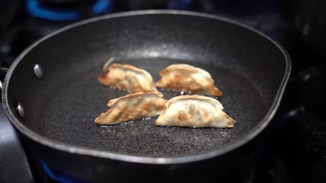 Cooking-pasta-stuffed-with-meat-in-slow-motion