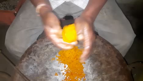 un hombre haciendo besan ladoo (dulce indio).