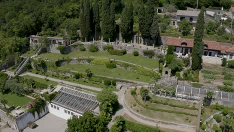 Vista-Aérea-Del-Histórico-Parque-De-Jardines-Americanos-En-Opatija,-Croacia